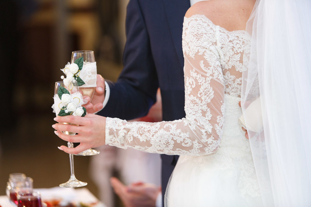 couple-with-decorated-wine-glasses-their-wedding-dayQ